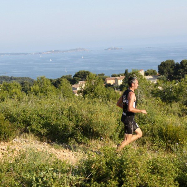 3 Salomon Bandol Classic les pieds dans la colline les yeux vers la mer photo Robert Goin